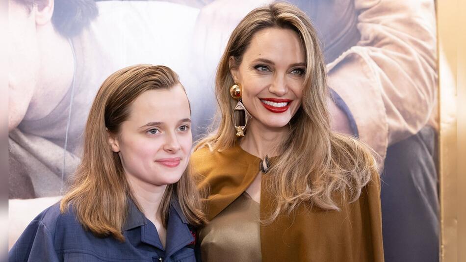 Teilen ihre Liebe zu Musicals: Vivienne Jolie-Pitt mit ihrer Mutter Angelina Jolie (r.).