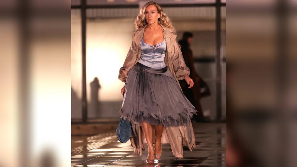 Sarah Jessica Parker am Set von "And Just Like That..." in einem typischen Carrie-Bradshaw-Look ...