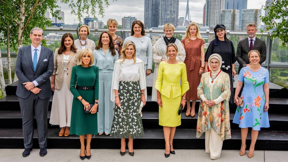 Königin Máxima - im weiss-grünen Outfit - mit den Partnerinnen und Partnern der Staats- und ...