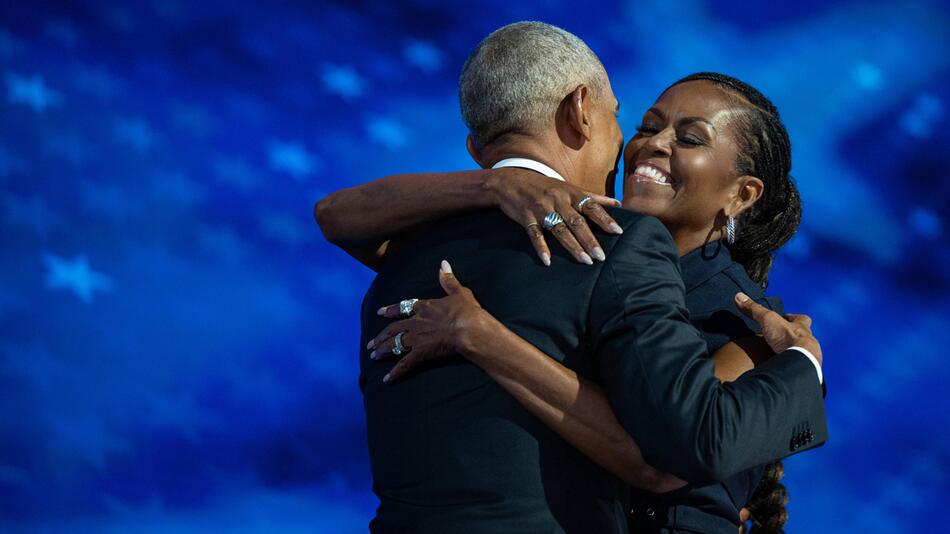Barack und Michelle Obama umarmen sich