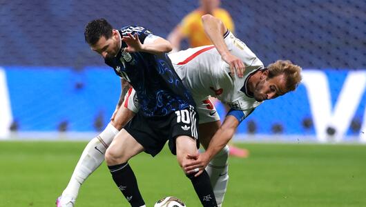 Lionel Messi und Harry Kane kämpfen um den Ball.