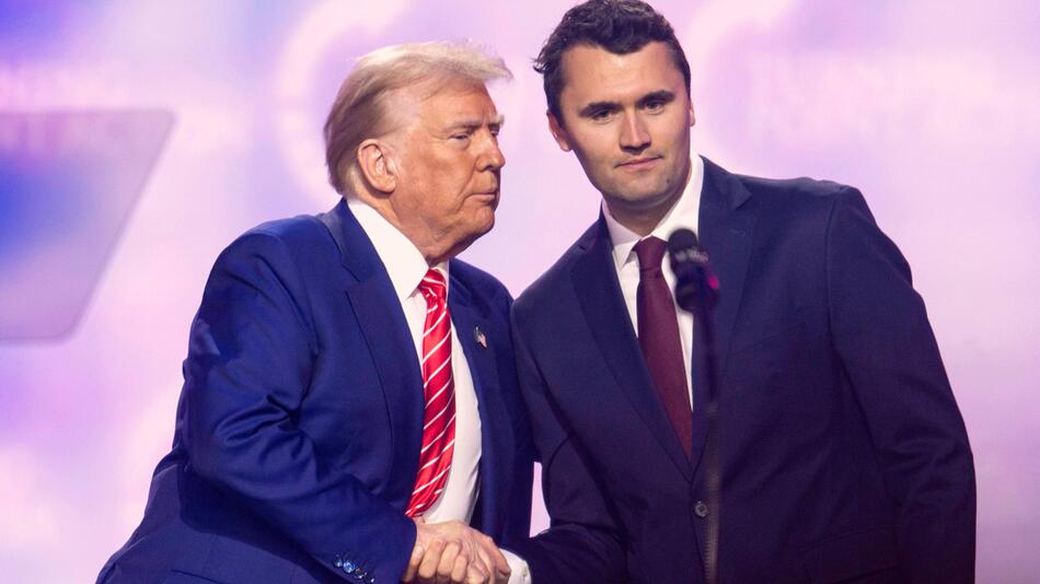Donald Trump und Charlie Kirk schütteln sich die Hände
