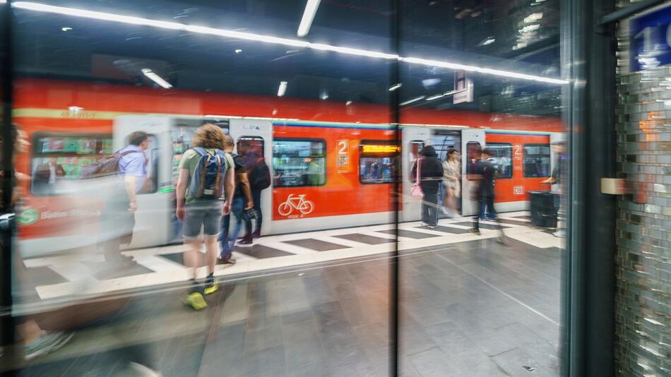 Studierende pendeln oft länger als Berufstätige