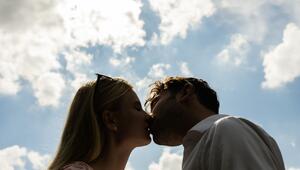 Eine Frau und ein Mann küssen sich