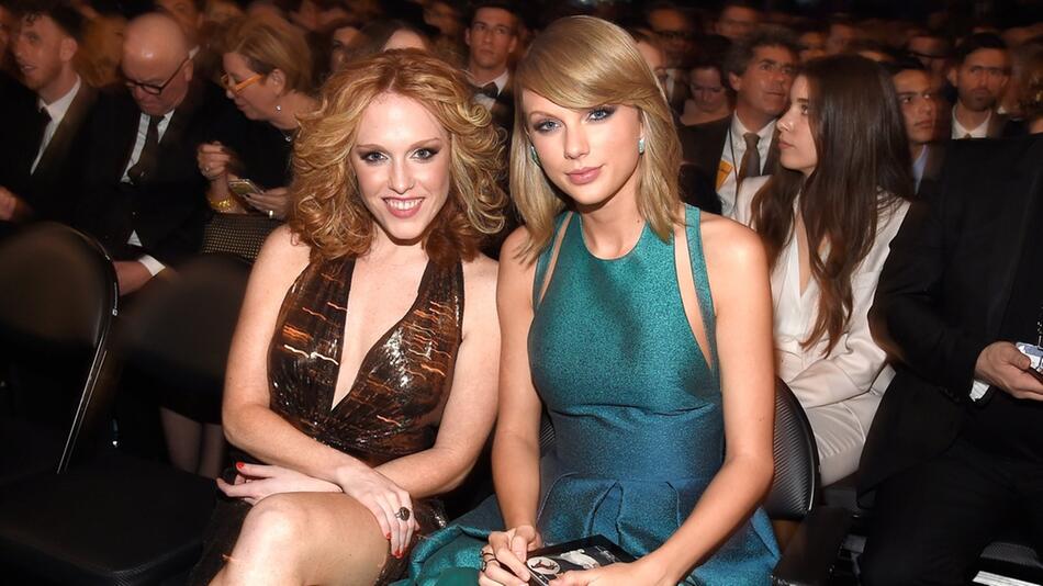 Taylor Swift (r.) und ihre beste Freundin Abigail Anderson Berard bei den Grammys 2015.