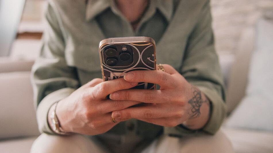 Frau schaut auf ihr Smartphone