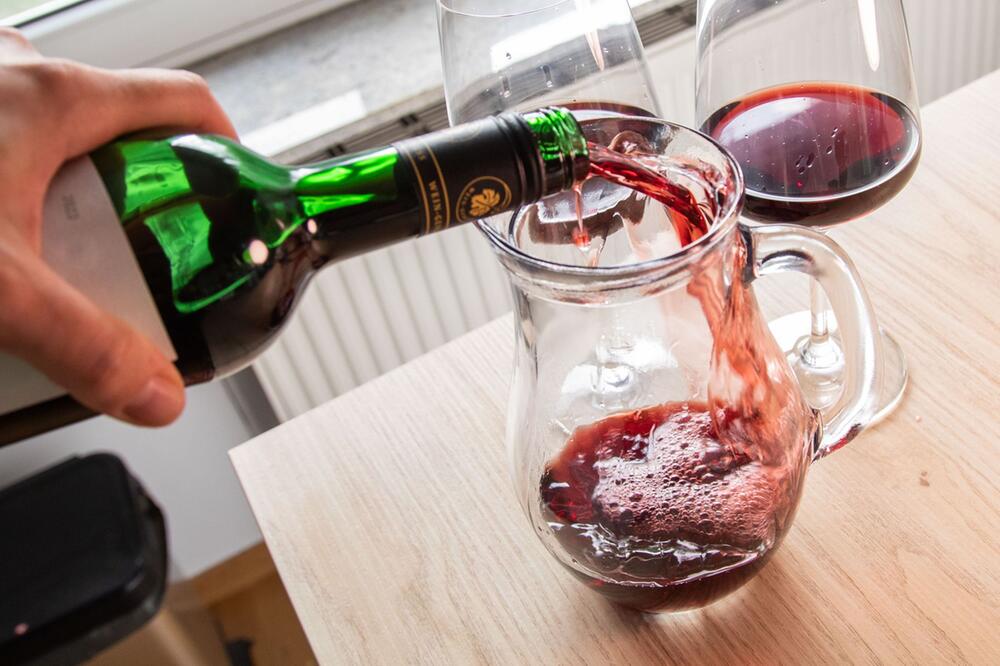 Rotwein wird in eine Karaffe gefüllt