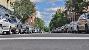 Strasse mit parkenden Autos auf beiden Seiten