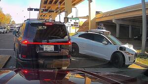 Autopilot im Chaos: Selbstfahrendes Taxi blockiert Spur