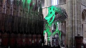 Gigant im Gotteshaus: Weltgrösster Dino zieht in englische Kathedrale ein