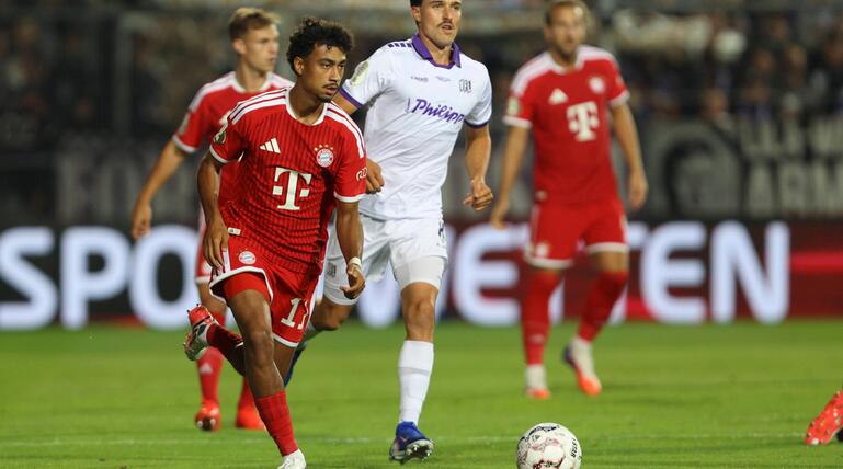 Nathaniel Brown (FC Bayern Muenchen) in Aktion