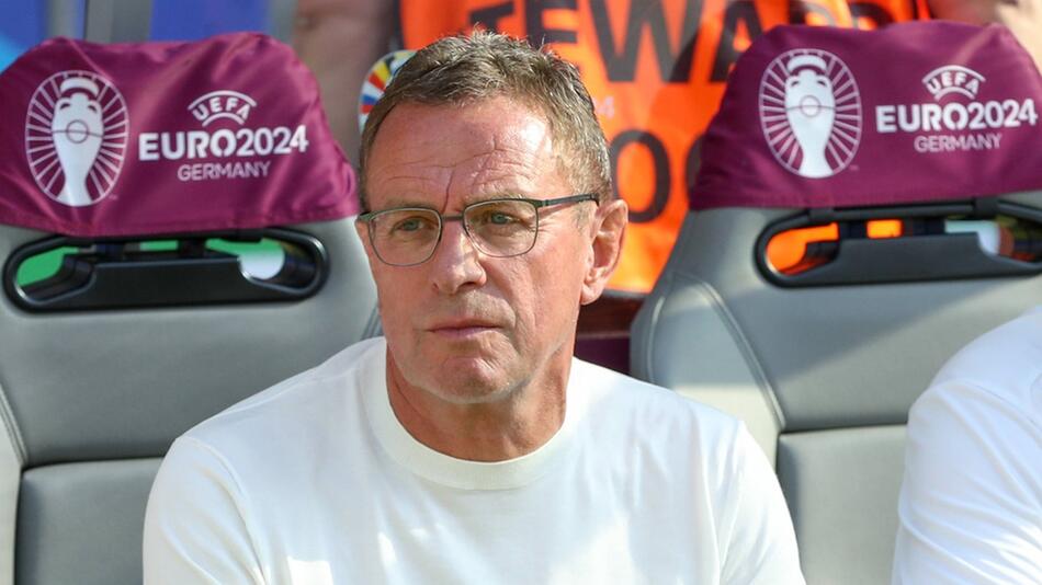 Typischer Gesichtsausdruck: Ralf Rangnick grübelt auf der Bank.