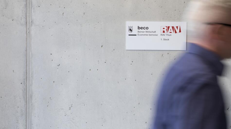 Symbolbild: Person läuft an einem Schild mit der Aufschrift beco vorbei