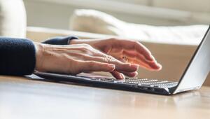 Frau arbeitet an einem Laptop