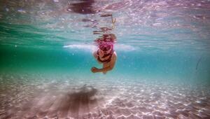 Mädchen schnorchelt im Meer