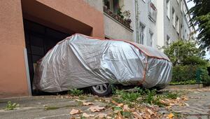 Eine Hagelschutzdecke ist auf einem Auto zu sehen