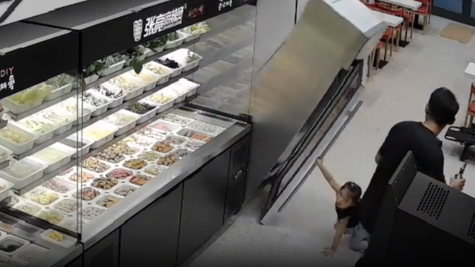 Kühlschrank fällt um: Restaurantgast rettet Mädchen in letzter Sekunde