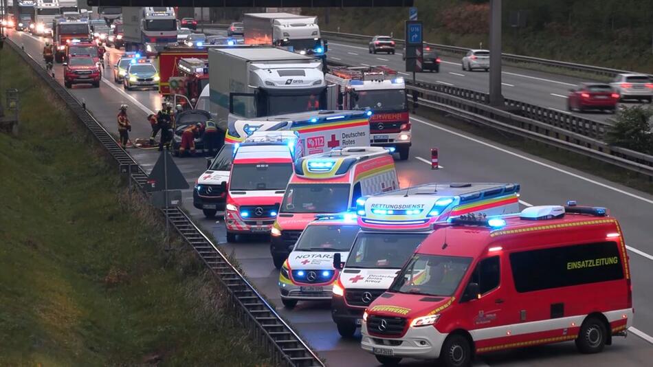 Unfall auf der A1 bei Buchholz: Drei Menschen verletzt
