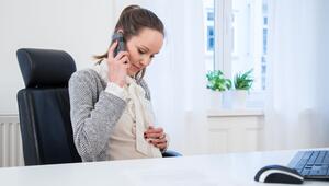 Eine schwangere Frau im Büro