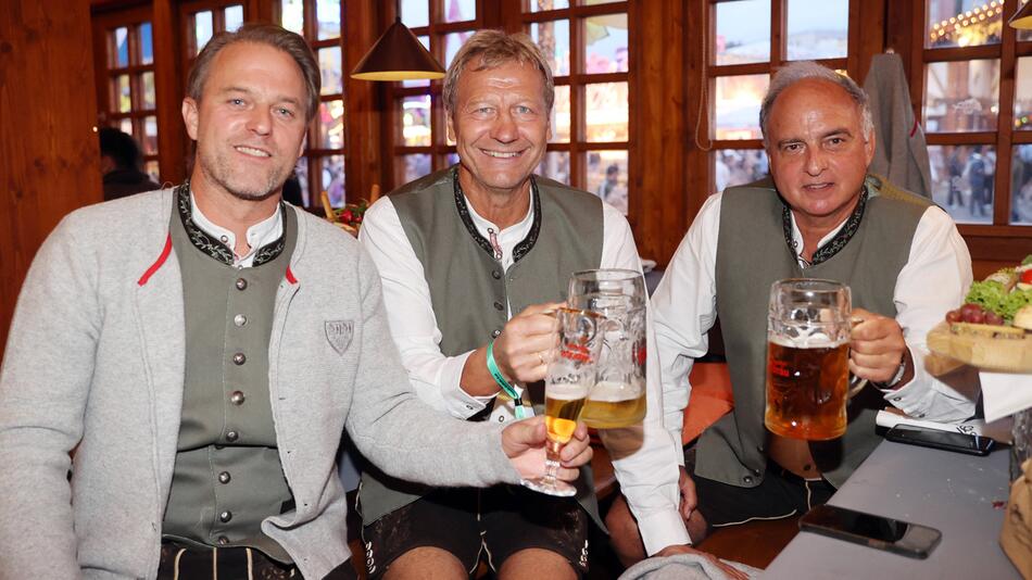 Timo Hildebrand, Guido Buchwald und Hansi Müller im Oktober 2023 auf dem Cannstatter Volksfest.