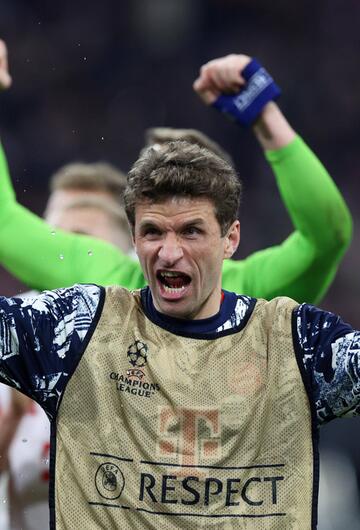 Thomas Müller jubelt nach dem Halbfinal-Einzug des FC Bayern.