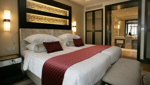 Hotelbett mit Bettschal 