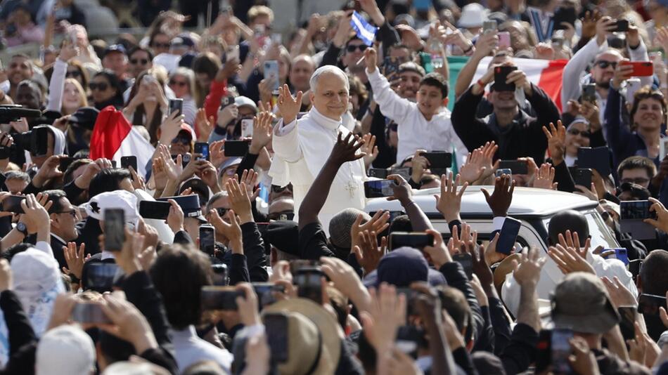 Papst Leo XIV. bei seiner ersten Fahrt im Papamobil.
