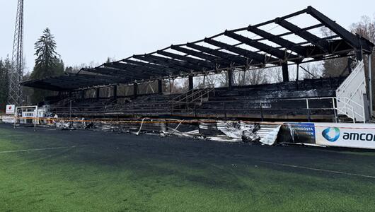 Die abgebrannte Stadiontribüne des FC Haka am Morgen danach.