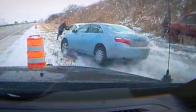 Lebensgefährliche Schlitterpartie: Auto rutscht auf Polizisten zu