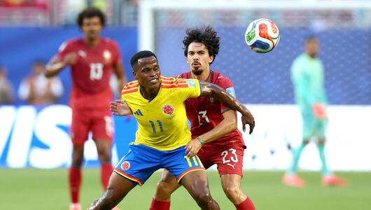 Jhon Arias und Vitinha kämpfen um den Ball.