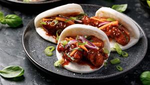 Diese Bao Buns überzeugen mit der Würze des Hähnchens und frischen Toppings.