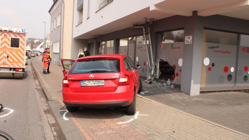 Auto rast in Glasfassade einer Kita