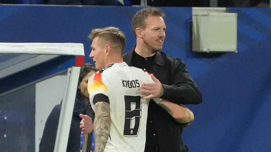 Julian Nagelsmann mit Toni Kroos nach dem Sieg in Lyon.