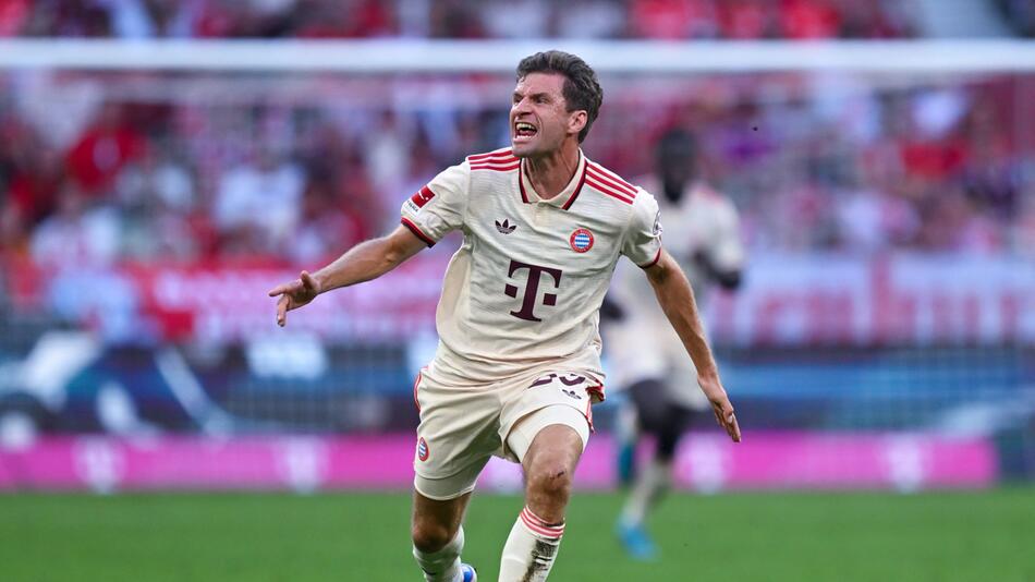 Thomas Müller fordert den Ball