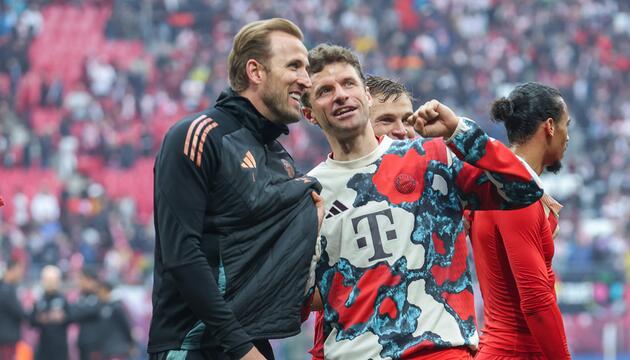 Thomas Müller mit dem offiziell immer noch titellosen Harry Kane.