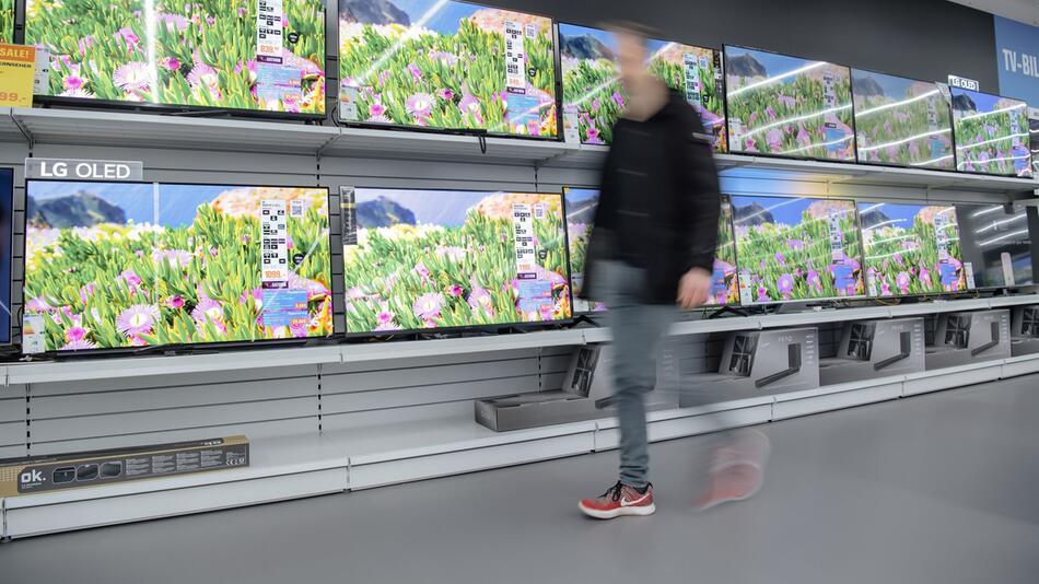 Fernseher stehen in einem Elektronikmarkt