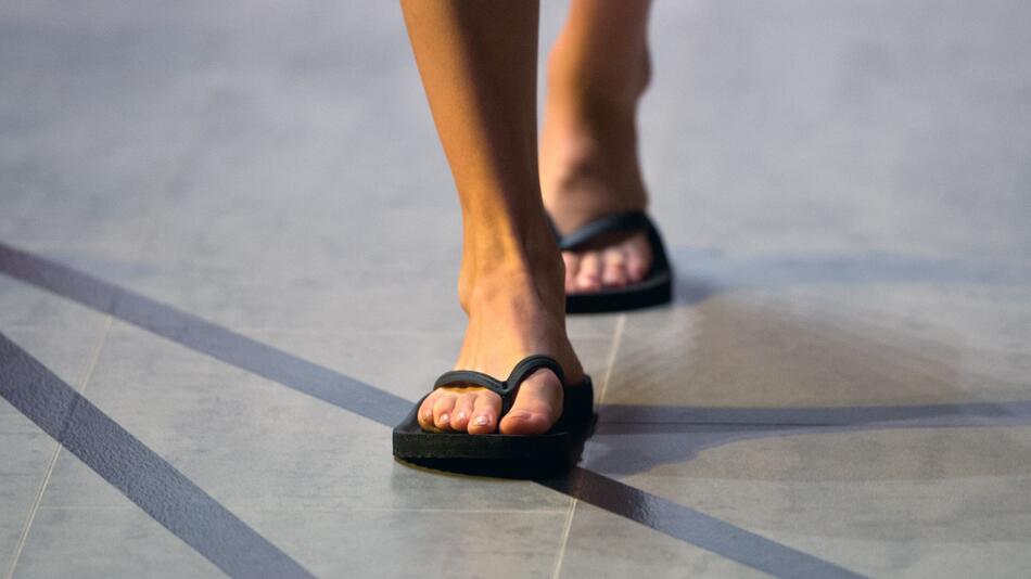 Model trägt Flipflops auf der Mercedes-Benz Fashion Week