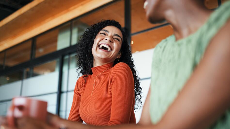 Zwei Frauen lachen miteinander
