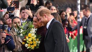 Prinz Harry und Herzogin Meghan lassen sich in Nottingham von ihren Fans feiern.