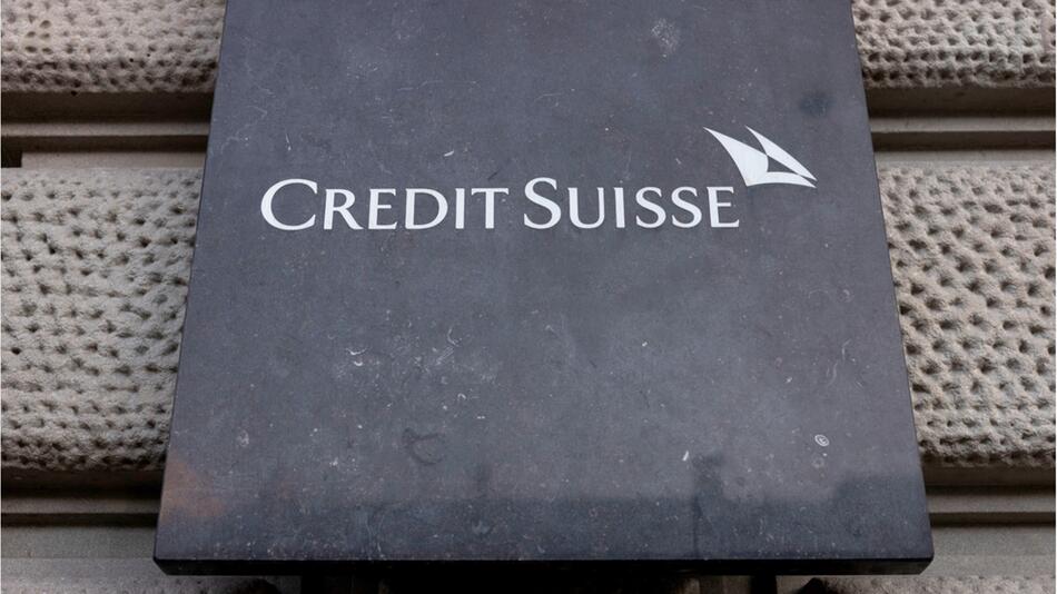 Eine Ablage mit dem Logo von Credit Suisse.