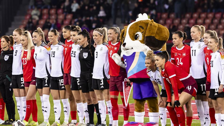 Fussball-Nationalspielerinnen mit EM-Maskottchen