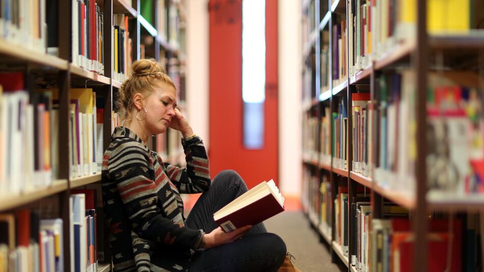 Studentin lernt in einer Bibliothek