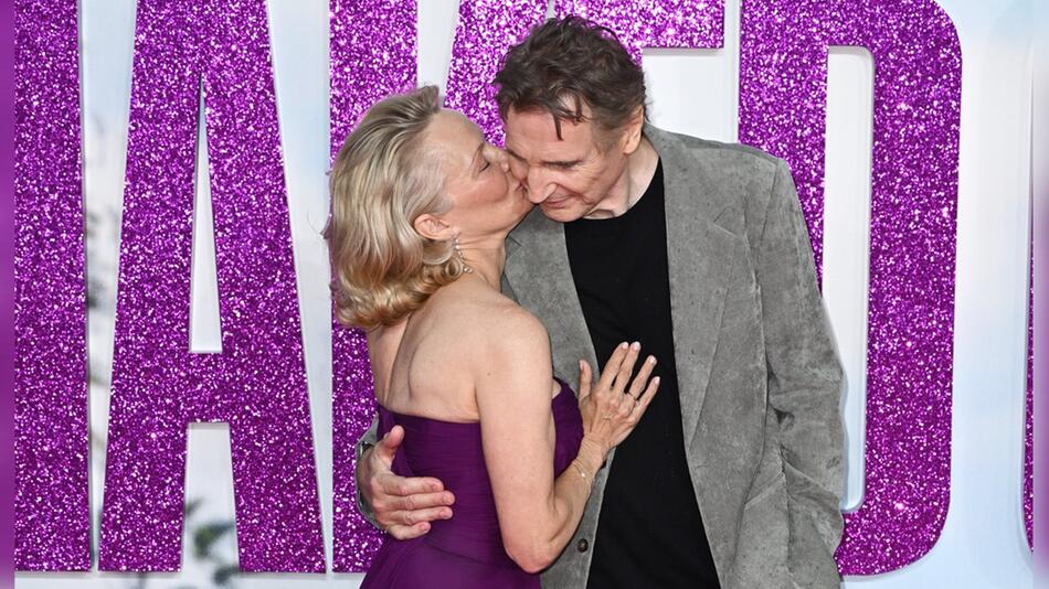Pamela Anderson knutscht Liam Neeson auf die Wange - der scheint es sichtlich zu geniessen.