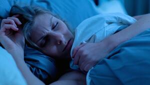 Frau schläft in einem Bett