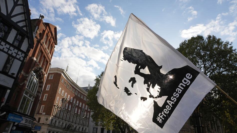 Fahne mit Konterfei von Julian Assange