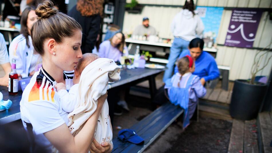 Public Viewing - Public Breastfeeding