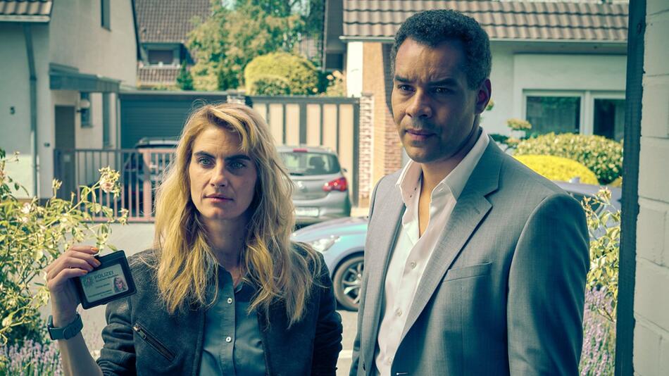 "Unbestechlich": Clarissa Jakobs (Samia Chancrin) und Joseph Kanjaa (Michael Klammer) statten ...