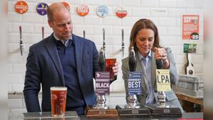 William und Kate am Ausschank.