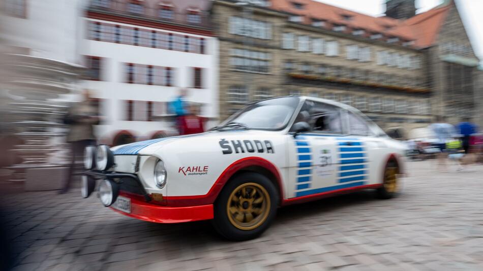 Ein Skoda-Oldtimer beim Zieleinlauf der Sachsen Classic