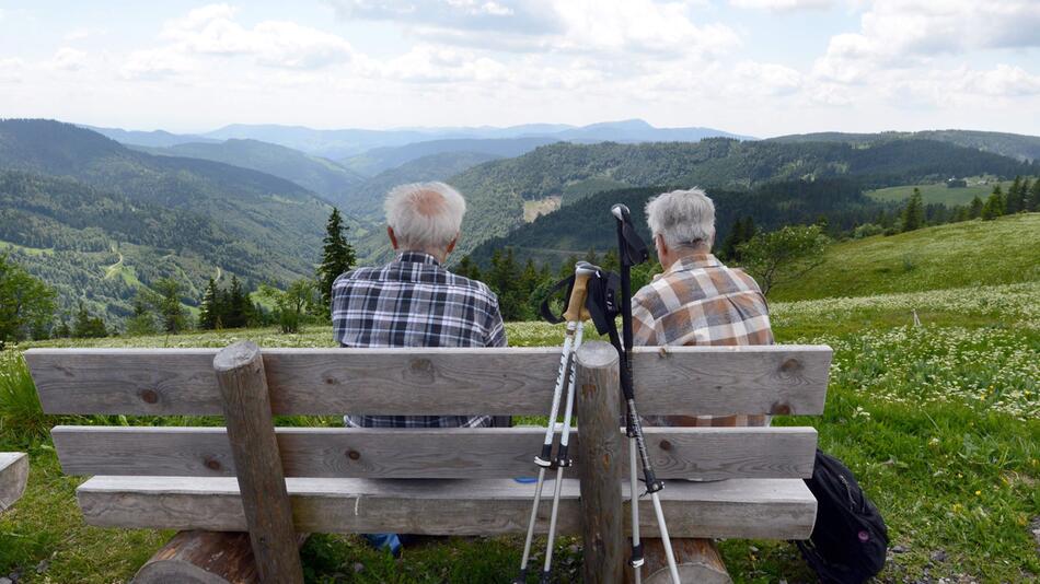 Zwei Männer sitzen auf einer Bank